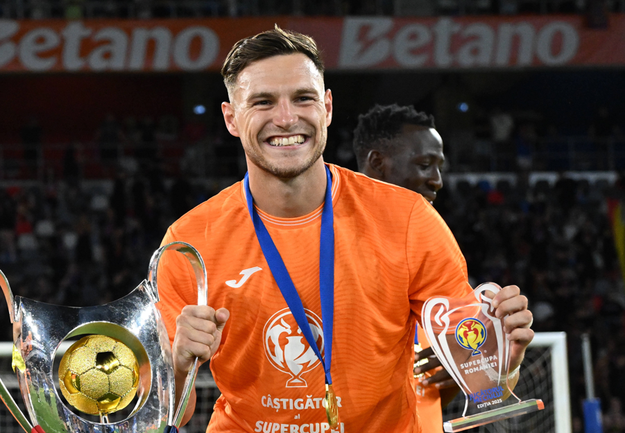 Surpriză mare la FCSB! Dennis Politic, lăsat în afara lotului la meciul cu Petrolul