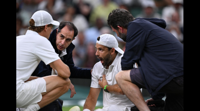 Grigor Dimitrov s-a accidentat și a abandonat meciul cu Jannik Sinner, de la Wimbledon 2025 / Foto: Profimedia