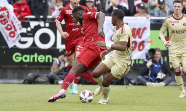 Antoine Baroan (FC Winterthur, 28) und Dereck Kutesa (Servette FC, 17) im Zweikampf , Fussball, Schweizer Cup, Halbfinal