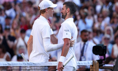 Novak Djokovic (SRB) gratuliert dem Sieger, Jannik Sinner (ITA), Herren Einzel, Gentlemen's SinglesTennis - Wimbledon 2025 - London - Grand Slam ITF / ATP / WTA - AELTC - Great Britain - 2025