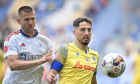 Milen Zhelev si Gheorghe Teodor Grozav in meciul de fotbal dintre Petrolul Ploiesti si Otelul Galati, din cadrul Play ou