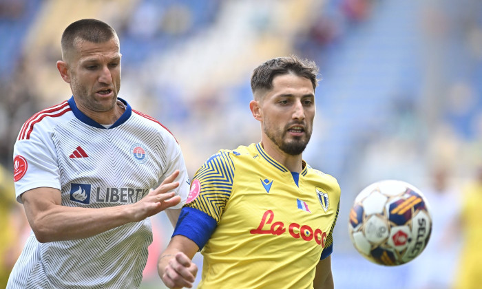 Milen Zhelev si Gheorghe Teodor Grozav in meciul de fotbal dintre Petrolul Ploiesti si Otelul Galati, din cadrul Play ou