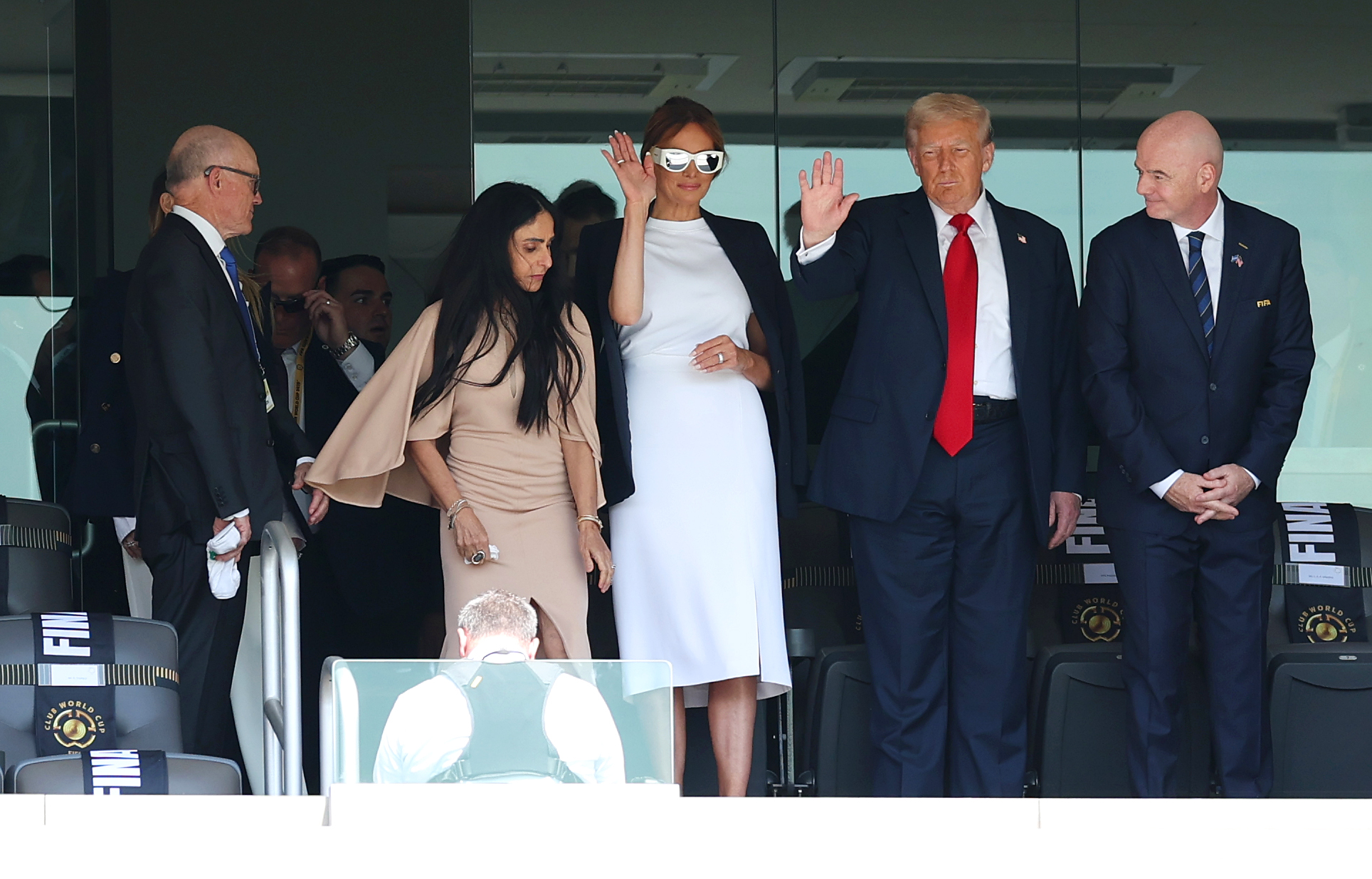 Americanii nu s-au abținut: momente dificile pentru Donald Trump, în fața a zeci de mii de oameni