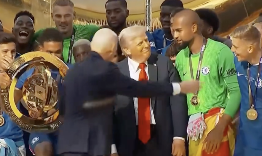 Au apărut imaginile cu Donald Trump ”care schimbă tot”, de la momentul care a făcut înconjurul lumii