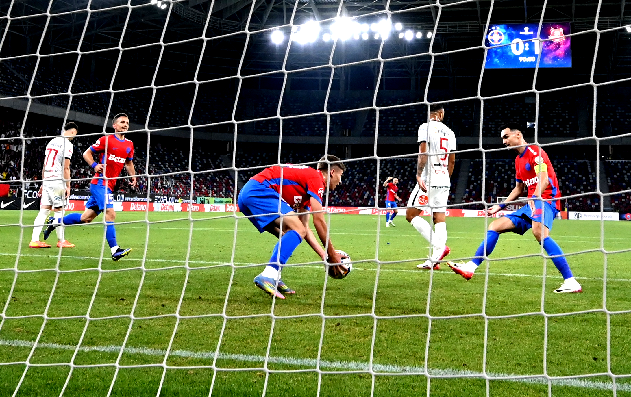 From zero to hero! N-avea loc nici cu regula U21 la FCSB, iar acum intră titular în Champions League