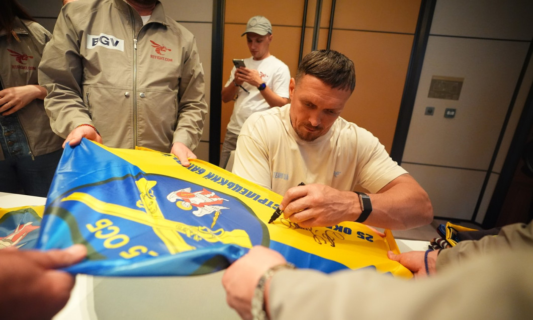 Oleksandr Usyk meets Ukrainian war veterans