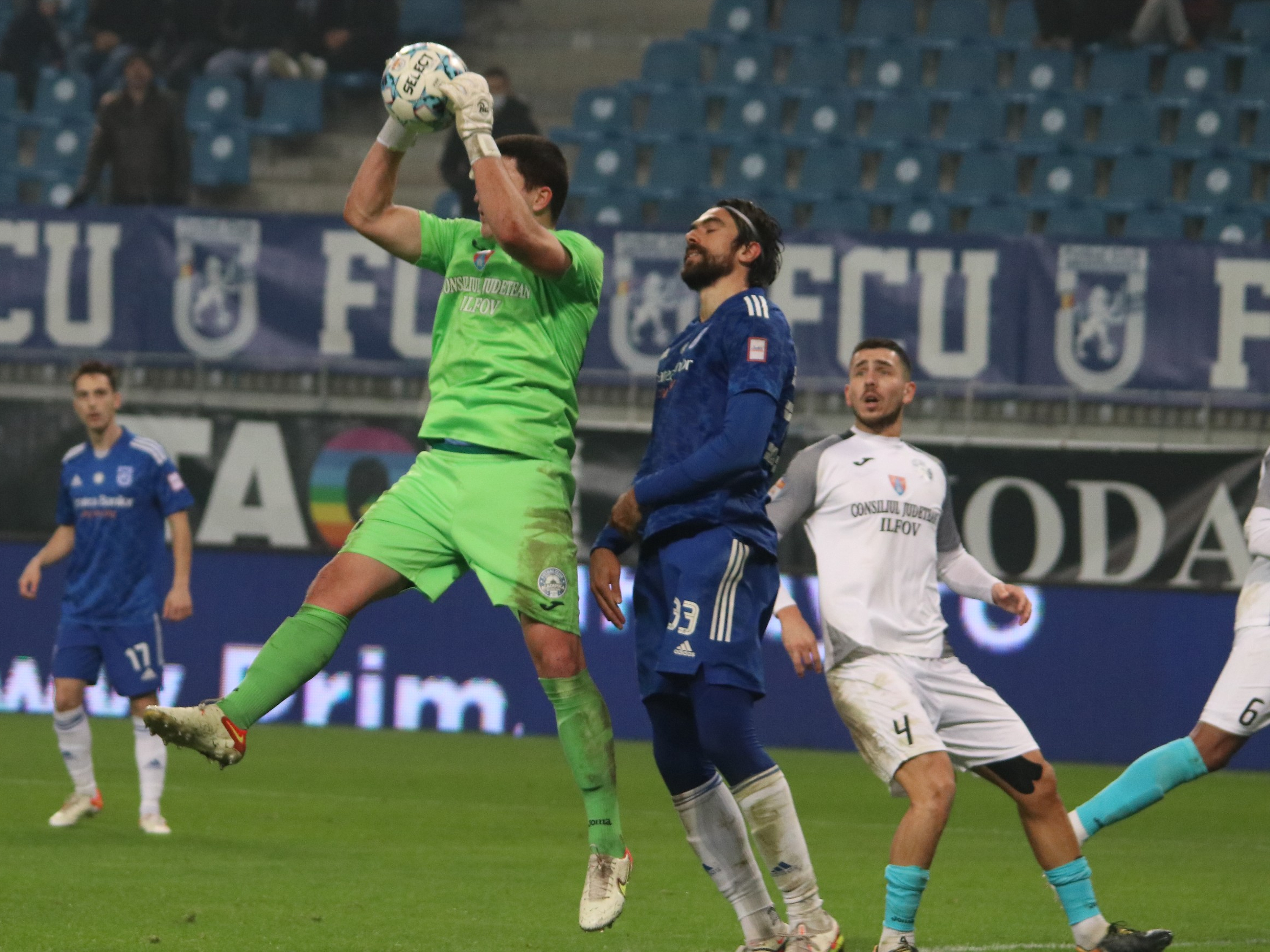 Acum 2 ani era dorit de Rapid și Dinamo, azi a semnat cu "Mini Barca de România". Lovitură importantă pentru club