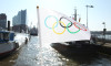 Eine Flagge mit den Olympischen Ringen hängt an einer Brücke im Hamburger Hafen. Im Hintergrund das Konzerthaus Elbphilh