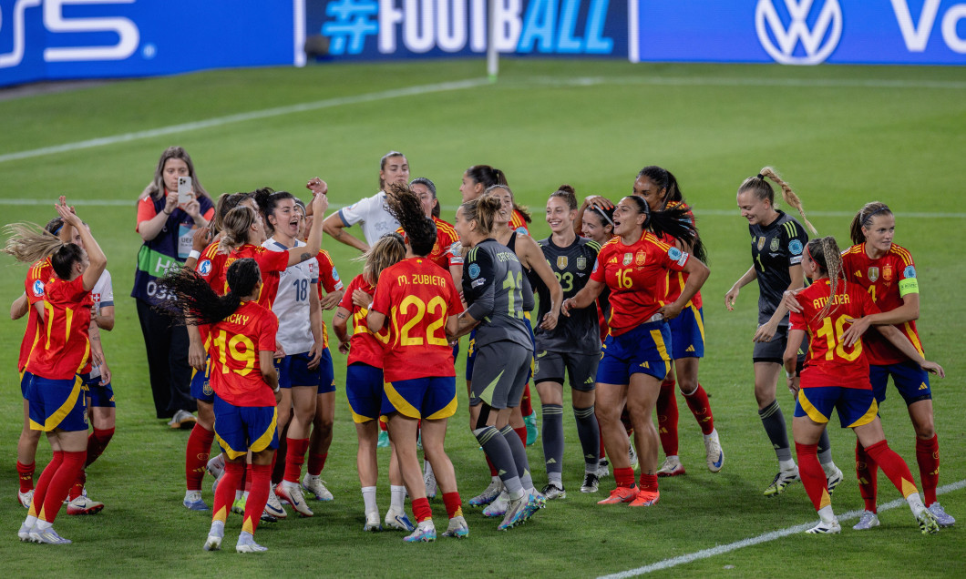 Bern, Switzerland, July 18st 2025: Team of Spain cheers at the end of the UEFA Womens EURO 2025 Quarter-Final match between Spain and Switzerland at Stadion Wankdorf in Bern, Switzerland. Philipp Kresnik (Philipp Kresnik / SheKicks / SPP)