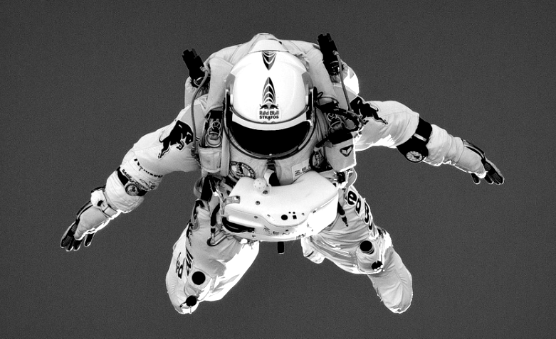 "A căzut ca o piatră". Primele declarații ale martorilor, după moartea tragică a lui Felix Baumgartner