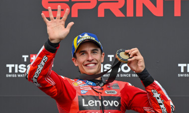 Marc Márquez, motocyklový jezdec, závodník, sportovec, gesto, pozdrav, radost, medaile