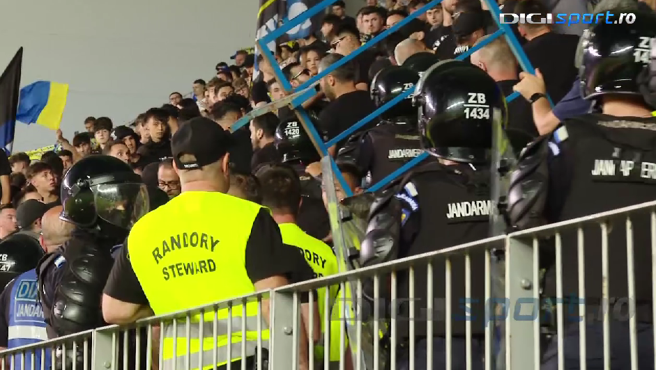 Scandal în tribune la Petrolul - FCSB! Jandarmeria a intervenit și a reținut un suporter