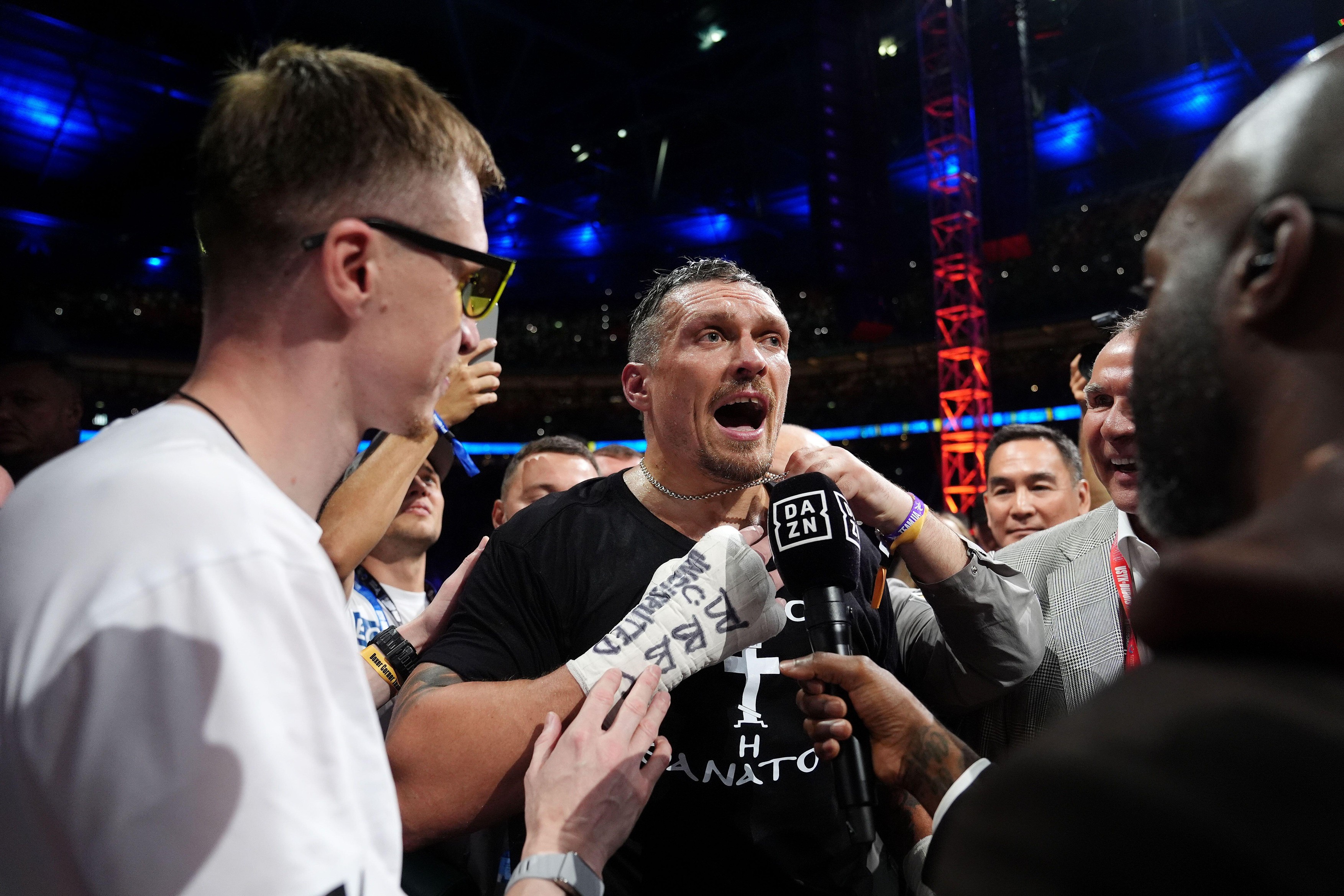 ”Un nume ucrainean, imaginați-vă! Stau cu 14 băieți în casă”. Usyk, show după ce a rescris istoria boxului