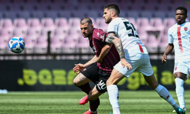 Salerno, Italy. 25th Apr, 2025. Alberto Cerri of US Salernitana and Andrea Hristov of Cosenza Calcio compete for the ball during the Serie B match between US Salernitana and Cosenza Calcio at Stadio Arechi, Salerno, Italy on April 25, 2025. Credit: Nicola