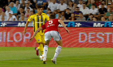 Alex Musi a cerut penalty cu Oțelul. N-a primit nimic, după care Dinamo a luat gol