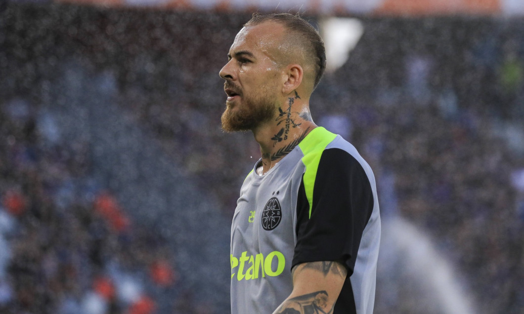 7 Denis Alibec warm up action