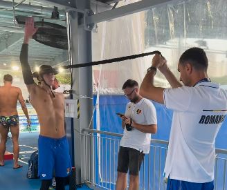 Imagini din culise: cum se încălzește David Popovici înainte de probele sale