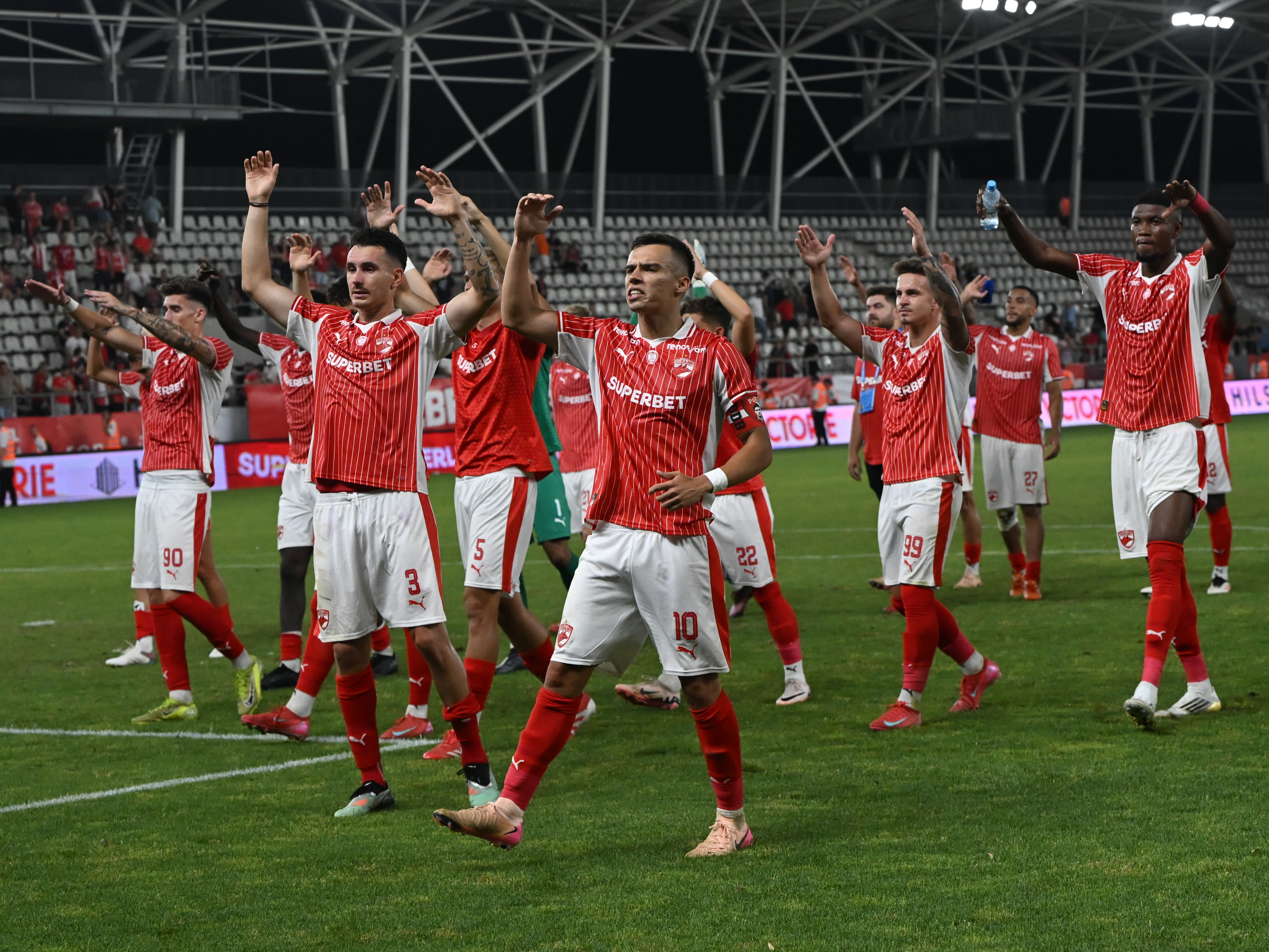 Imagine Stire Dinamoviștii se pot umple de bani! Ce prime le-au promis șefii dacă iau titlul și merg în UCL | 2review.ro