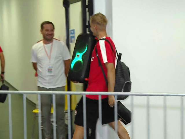 Au dat drumul la s&#259;rb&#259;toare! Juc&#259;torul lui Dinamo care a plecat cu boxa &icirc;n bra&#539;e, dup&#259; 4-3 cu FCSB