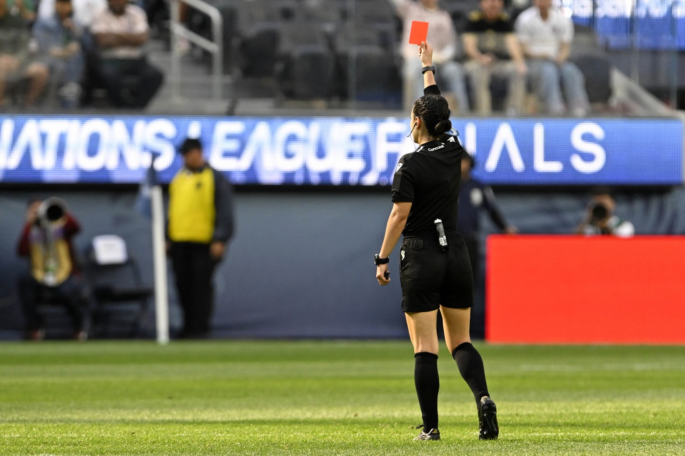 A arbitrat un meci la bărbați și a stârnit indignare! FIFA a intervenit: ”Inacceptabile”