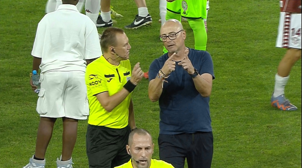 Leo Grozavu a răbufnit după Rapid - Botoșani 2-1 și a spus că ”vede toată țara”, iar Iftime a intervenit