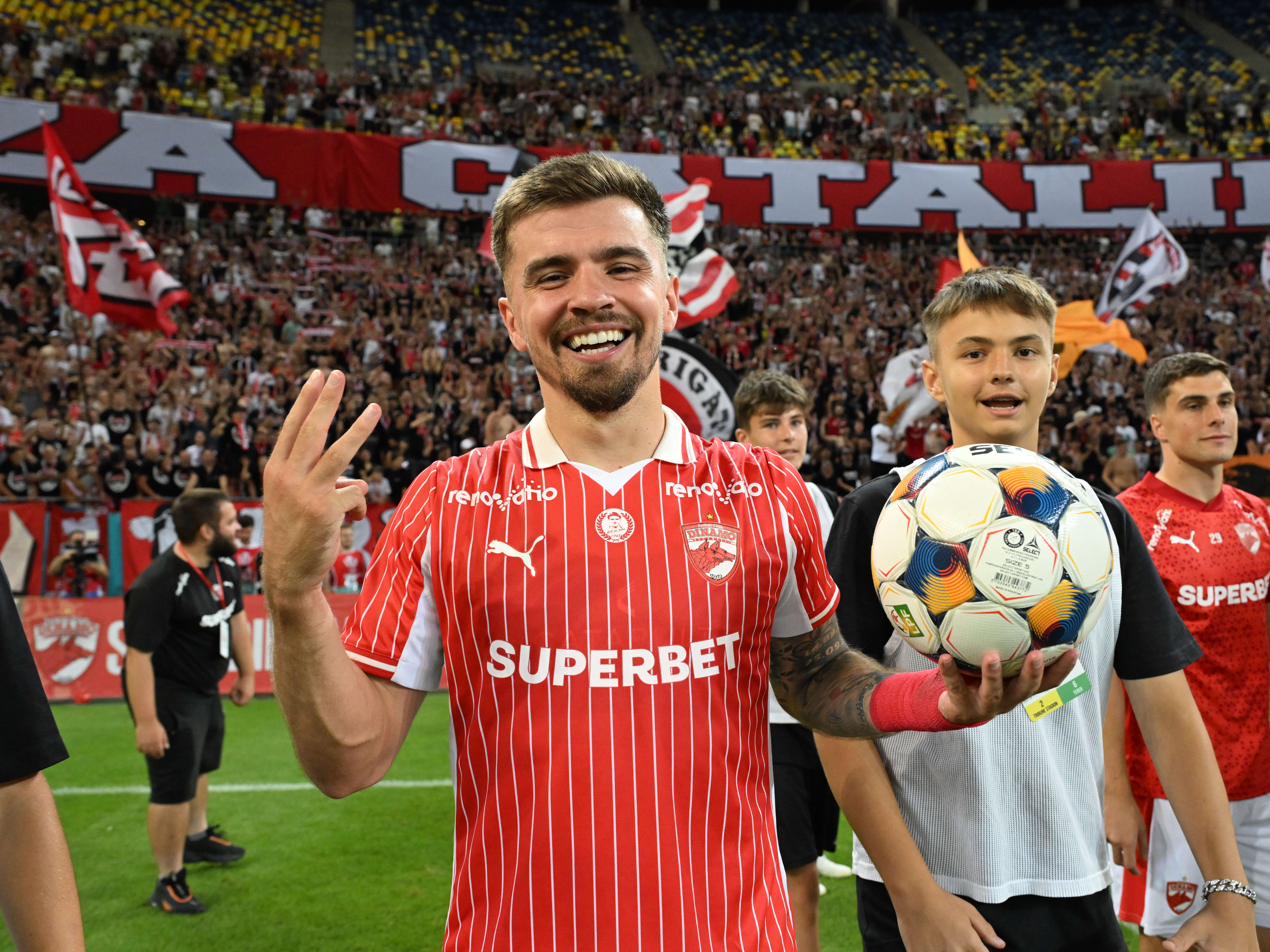 Dinamo a scos la licitație tricoul în care Armstrong a dat hattrick-ul cu FCSB! Cât a ajuns să coste și unde merg banii