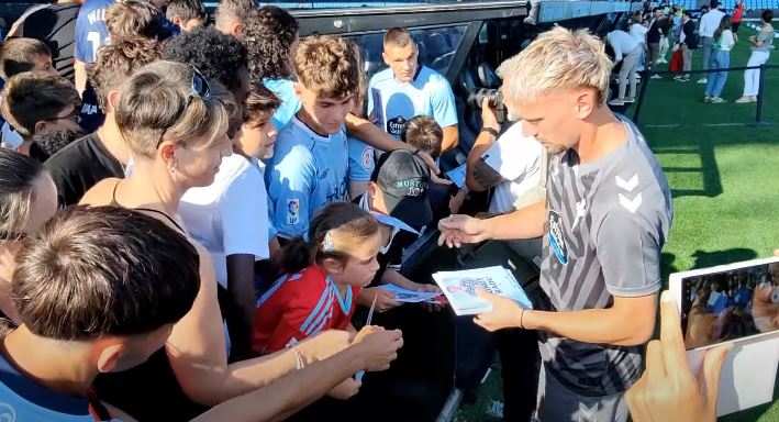Coadă la autografe pentru Ionuț Radu! Câte persoane au fost la prezentarea românului pe stadion