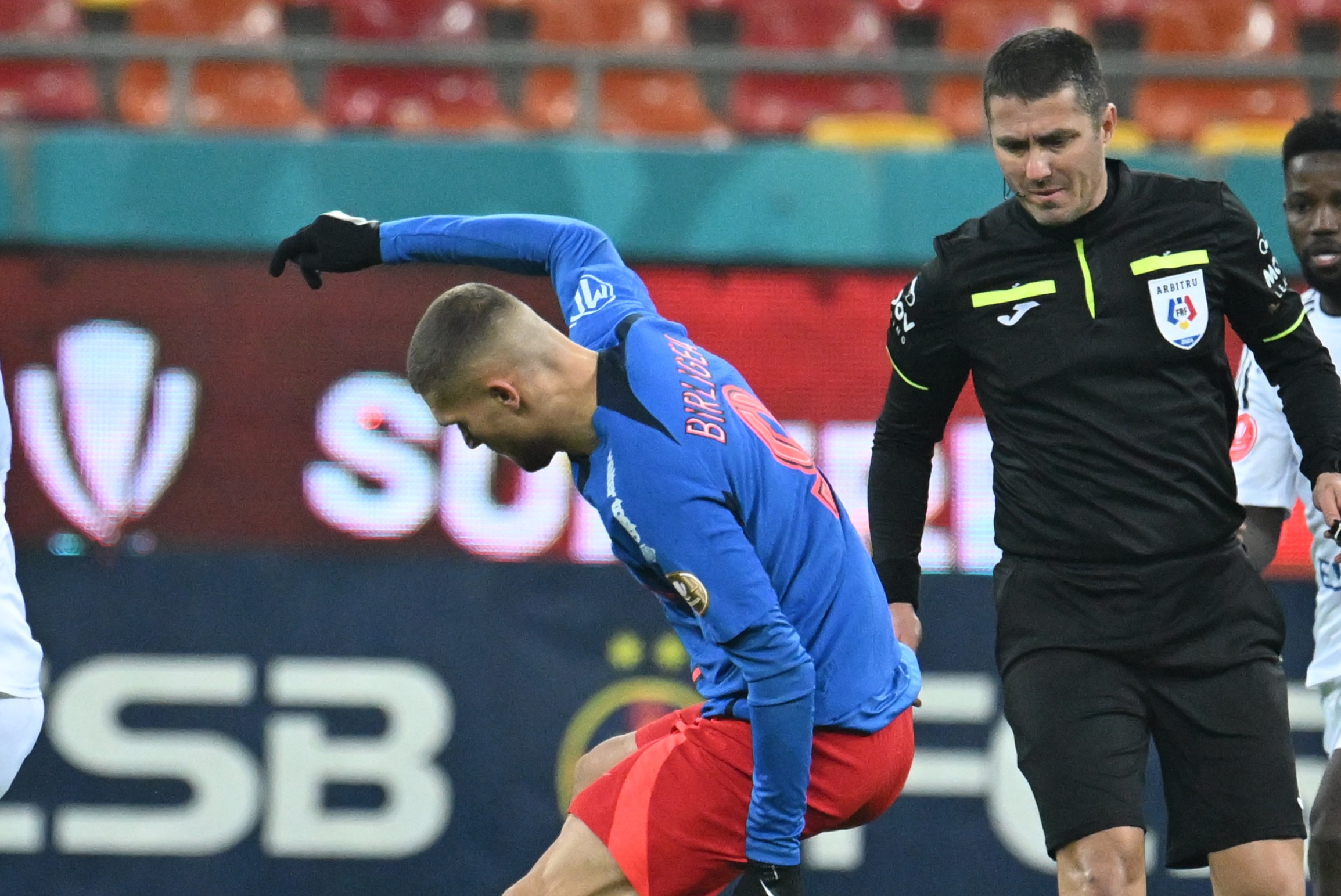 Cine va conduce FCSB - Unirea Slobozia. Arbitrul acuzat că a ajutat-o pe FCSB, în camera VAR