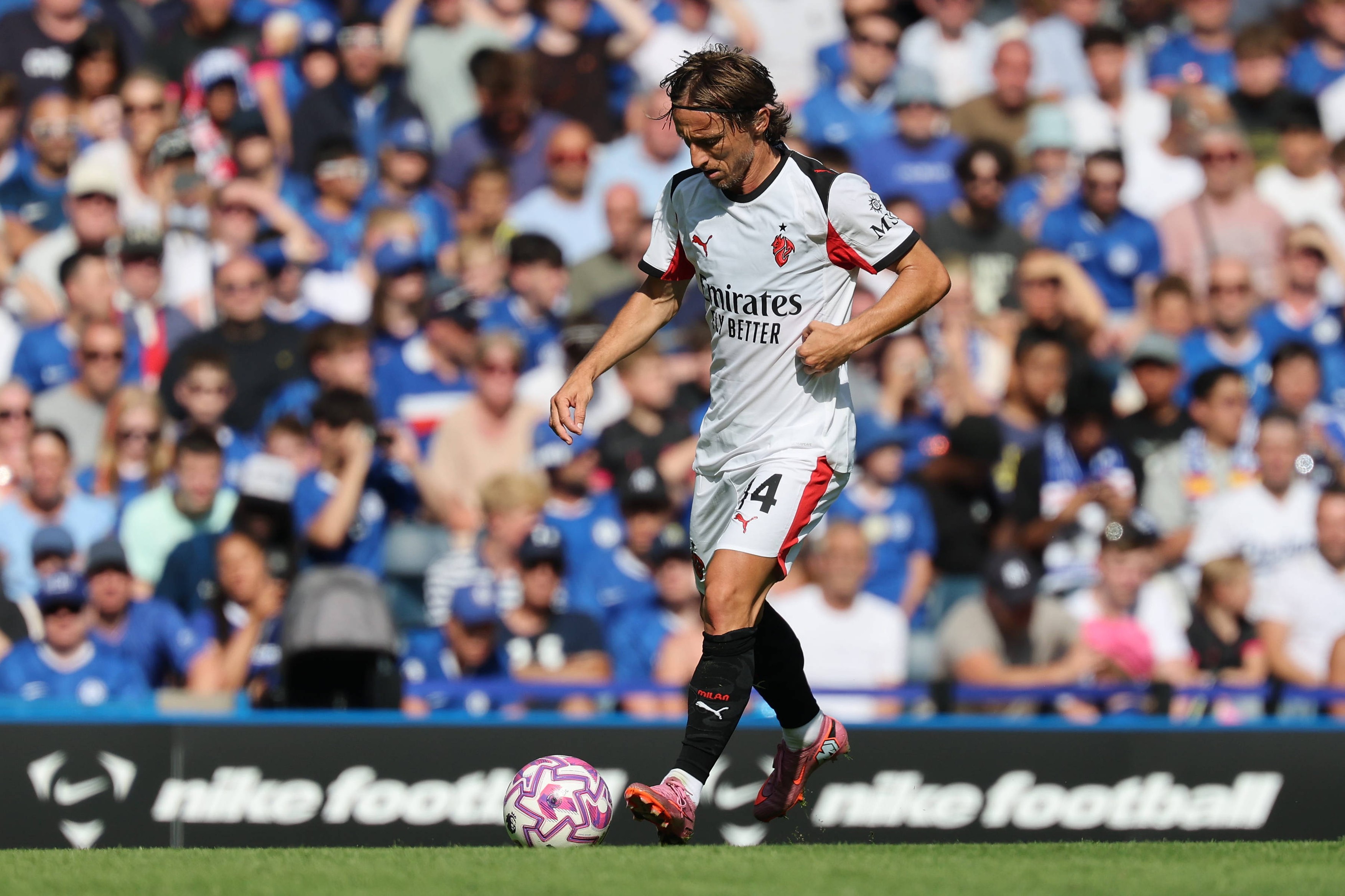 După 13 ani petrecuți la Real Madrid, Luka Modric a bifat primele minute la AC Milan! Cui i-a dat tricoul