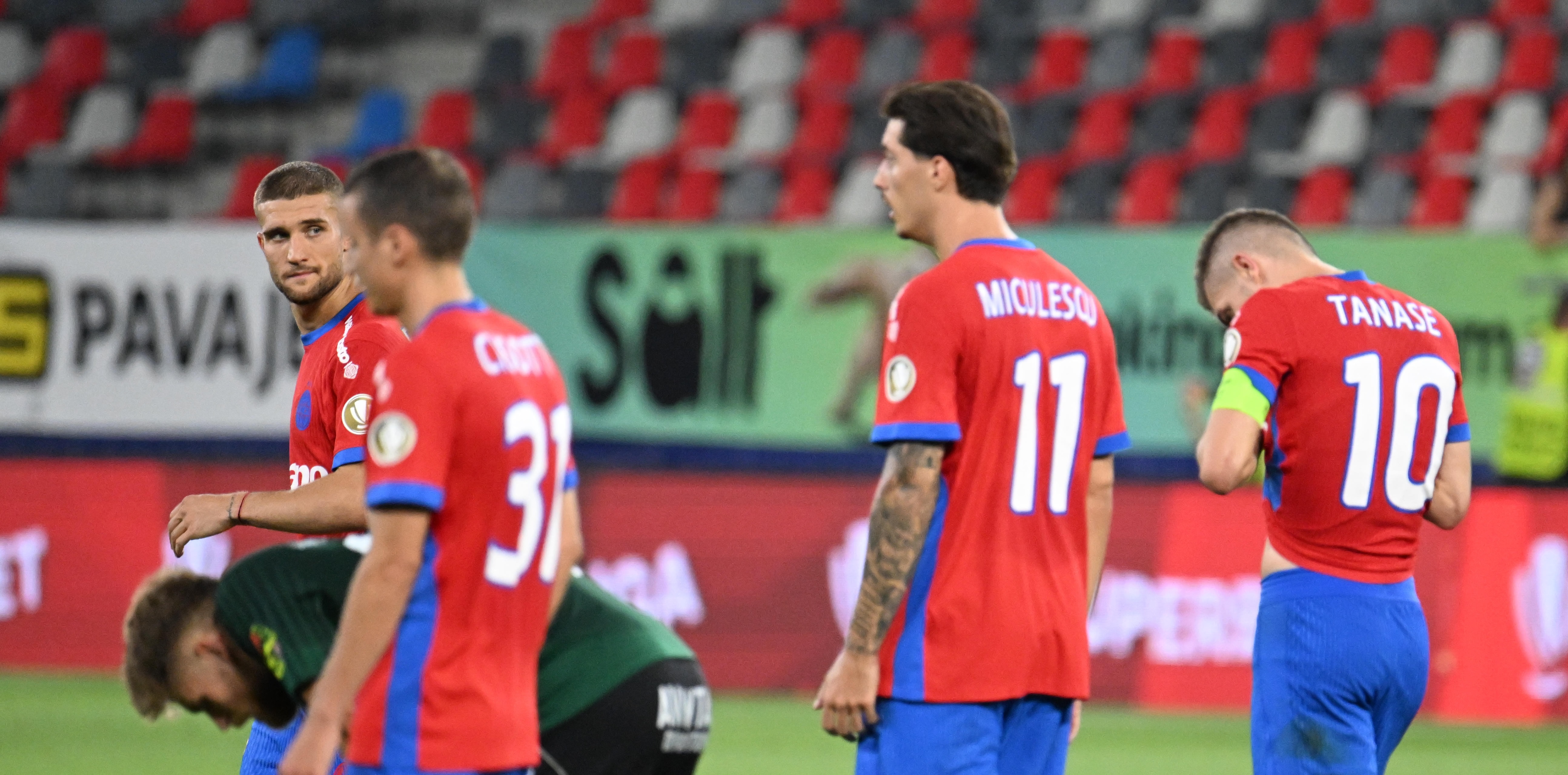 FCSB se schimbă din "temelii" la returul cu Drita! 8 jucători sunt OUT pentru meciul de joi