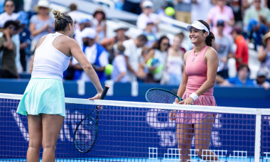 MASON, OHIO - AUGUST 11: Aryna Sabalenka meets at net with Emma Raducanu of Romania during Day 5 of the Cincinnati Open at the Lindner Family Tennis Center on August 11, 2025 in Mason, Ohio. (Photo by Mauricio Paiz)