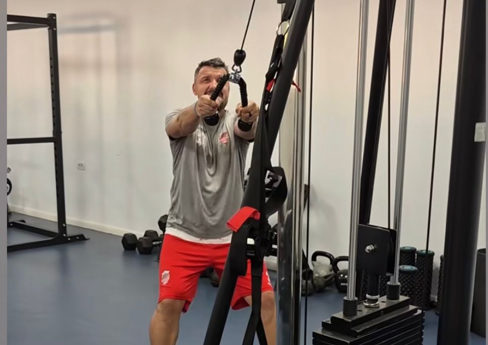 Constantin Budescu s-a pus pe treabă! Fotbalistul "rupe" sala de forță după ce s-a înțeles cu noua echipă