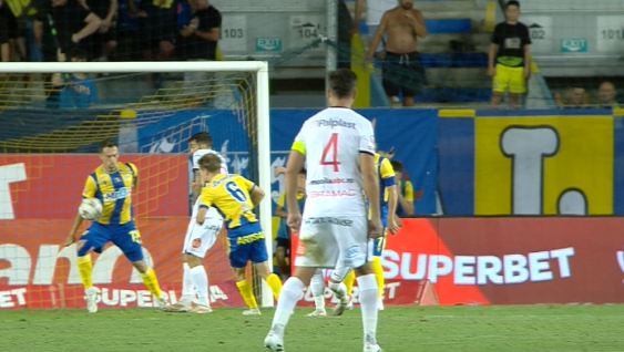 ”Va naște o dezbatere”! Fază controversată la Petrolul - Hermannstadt: ”Mingea îi vine în mână”