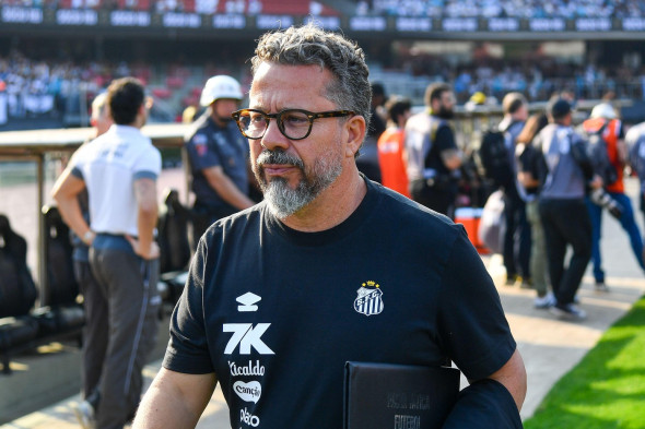 SãO PAULO, SP - 17.08.2025: SANTOS FC X VASCO DA GAMA - Cleber Xavier, Santos coach, during the match between Santos FC x Vasco da Gama, valid for the twentieth round of the 2025 Brazilian Football Championship, this Sunday (17) at Morumbis, SP. (Photo: R