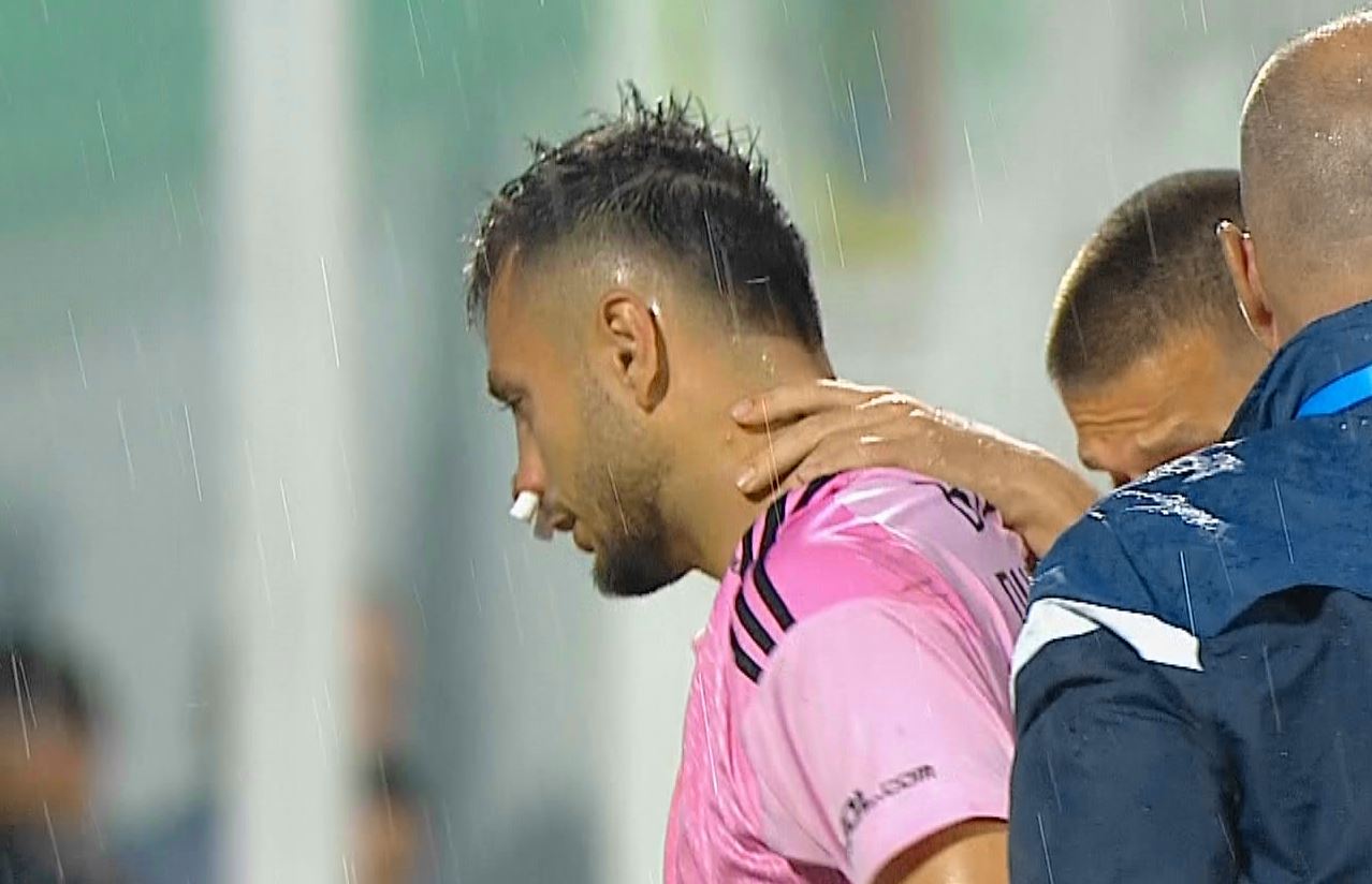 Cosmin Dur-Bozoancă, umplut de sânge de colegul de la Oțelul! Laszlo Balint nu a stat pe gânduri