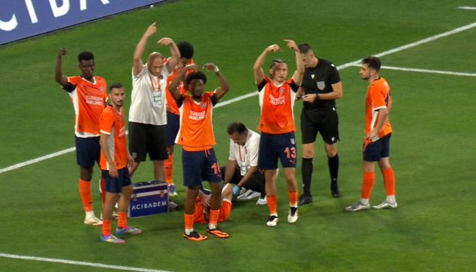 Ștefan Baiaram l-a zăpăcit cu driblingurile și a cedat în Bașakșehir - Universitatea Craiova