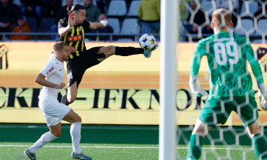GÖTEBORG, SVERIGE 20250821Häckens Amor Layouni passar till 1-0-målet medan Clujs Antonio Bosec inte hänger med under torsdagens playoff till Conference League BK Häcken och CFR Cluj på Bravida Arena. Foto: Adam Ihse / TT / Kod 9200