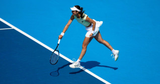 MASON, OHIO - AUGUST 13: Sorana Cirstea of Romania serves against Iga Swiatek of Poland during Day 7 of the Cincinnati Open at the Lindner Family Tennis Center on August 13, 2025 in Mason, Ohio. (Photo by Mauricio Paiz)