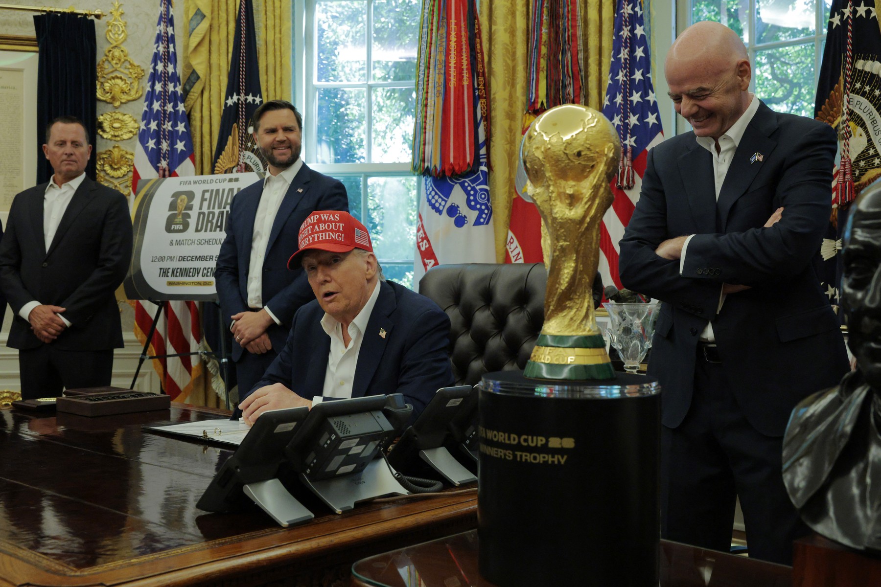 Donald Trump a primit în Biroul Oval unul dintre cele dorite obiecte din lume, dar toți s-au uitat la cuvintele de pe șapca sa
