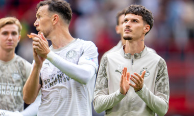 Enschede, Netherlands. 17th Aug, 2025. ENSCHEDE, NETHERLANDS - AUGUST 17: Dennis Man of PSV applauds for the fans during the Dutch Eredivisie match between FC Twente and PSV at Grolsch Veste on August 17, 2025 in Enschede, Netherlands. (Photo by Joris Ver