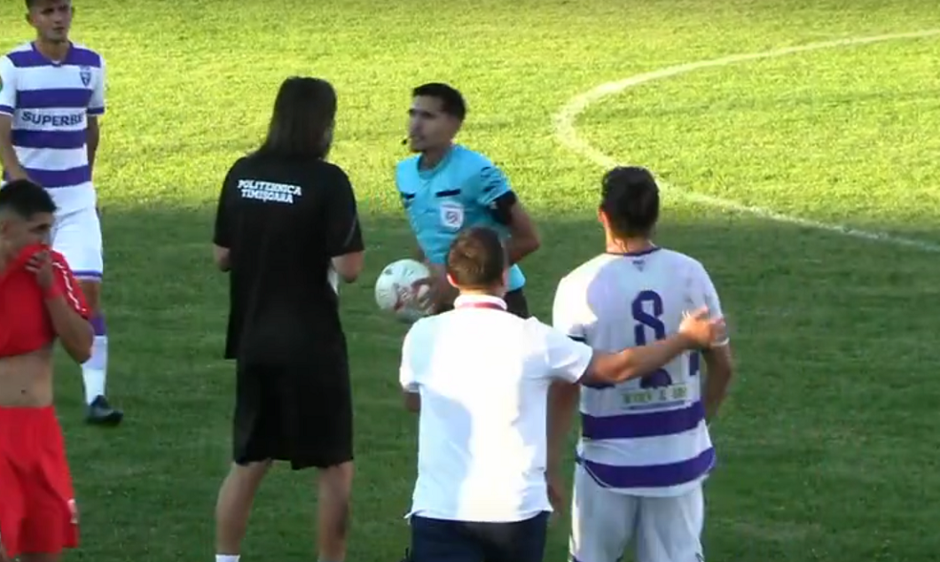 Dan Alexa, criză de nervi la meciul Poli Timișoara  - Dinamo. A intrat pe teren pentru a-i cere socoteală