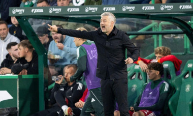 Edinburgh, UK. 21st Aug, 2025. Legia head coach, Edward Iordănescu, shouts instructions to his players as Hibs take on Legia Warsaw in the 1st leg of the Europa Conference League play-off at Easter Road Stadium, Edinburgh, Midlothian, UK Credit: Ian Jacob