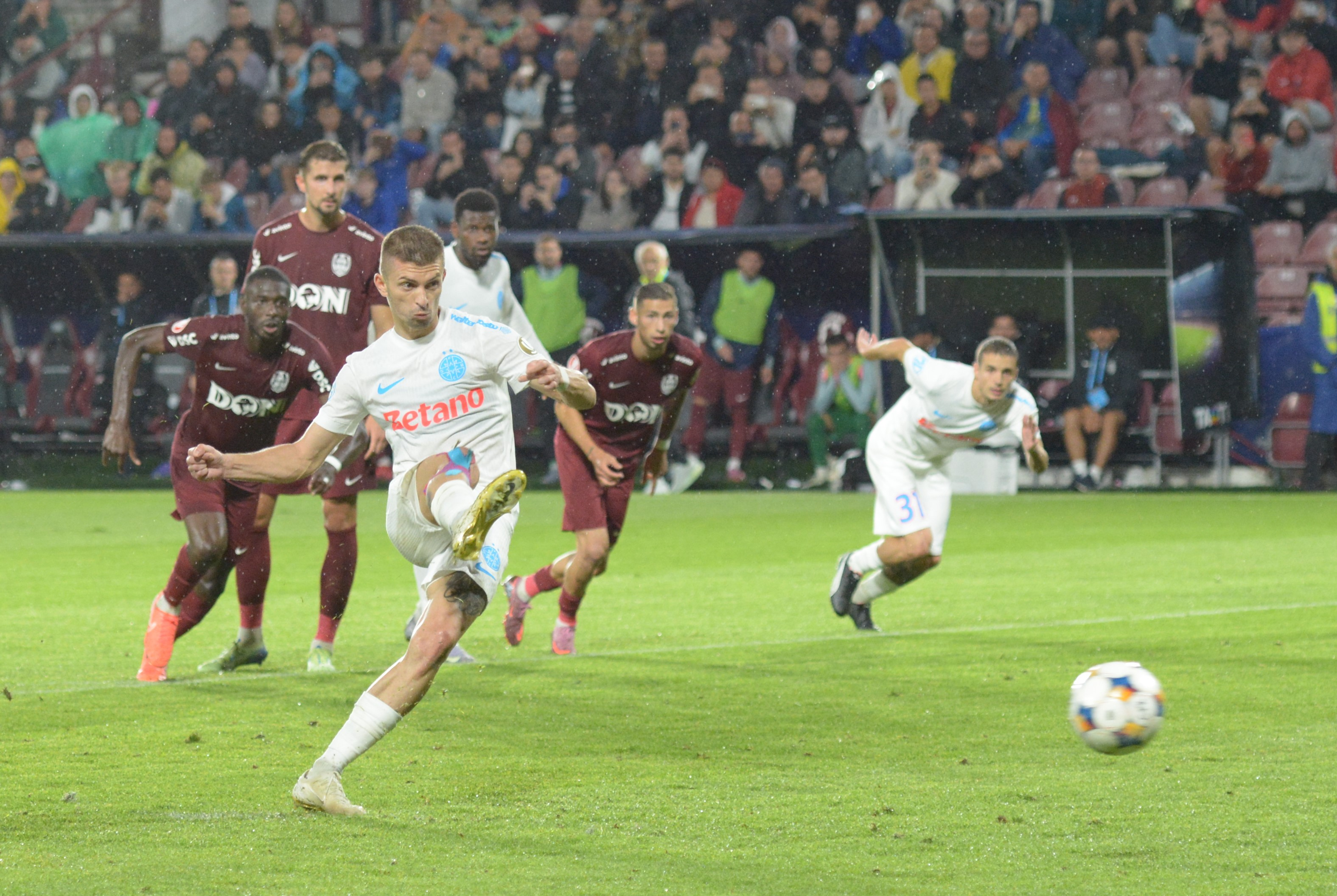 CFR Cluj - FCSB 2-2. Derby tensionat în Gruia! Abeid, eliminat în prelungiri. ”Roș-Albaștrii” au cerut penalty