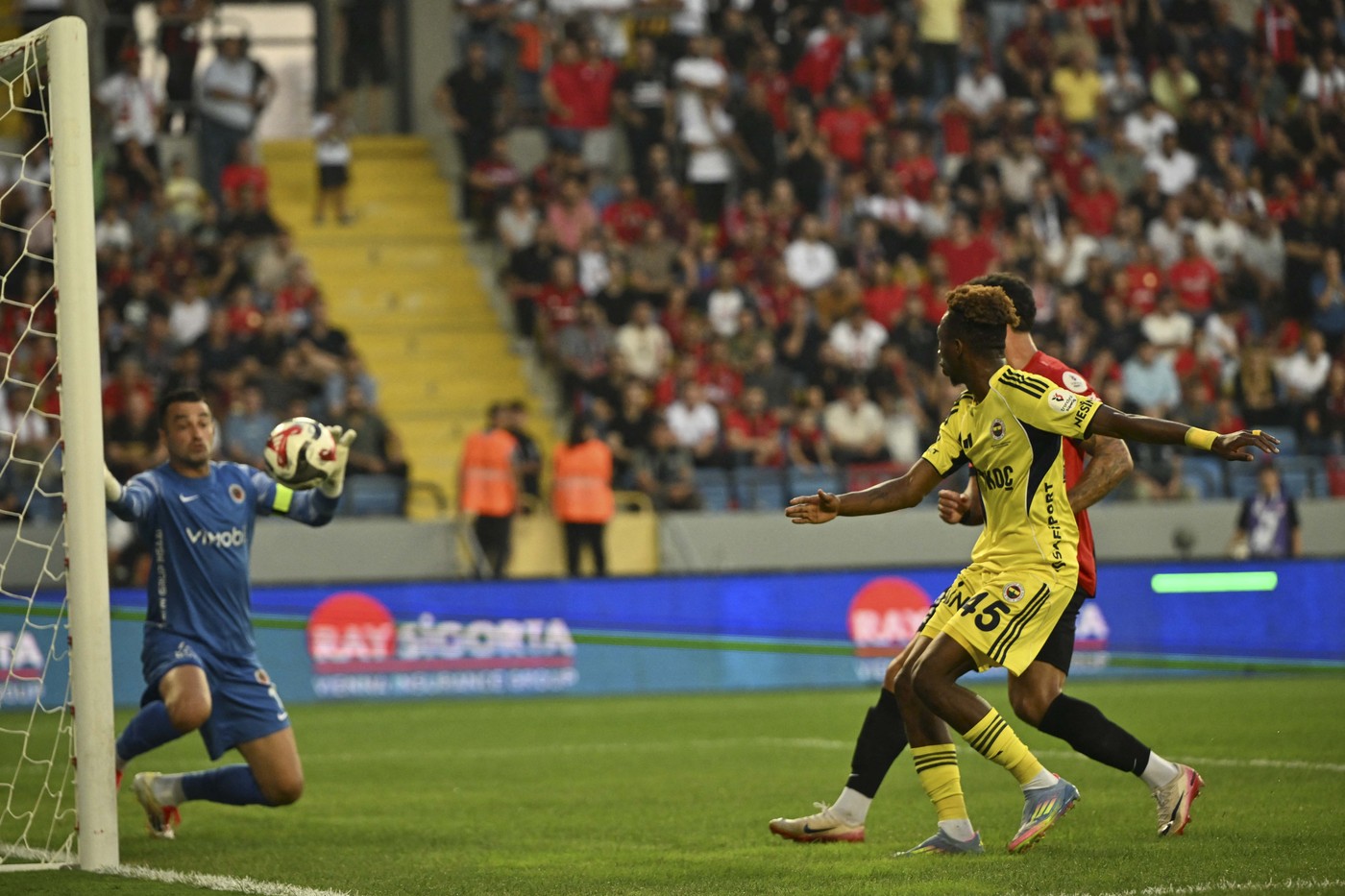 La primul meci fără Jose Mourinho, Fenerbahce avea 3-0 la pauză. Cât s-a terminat