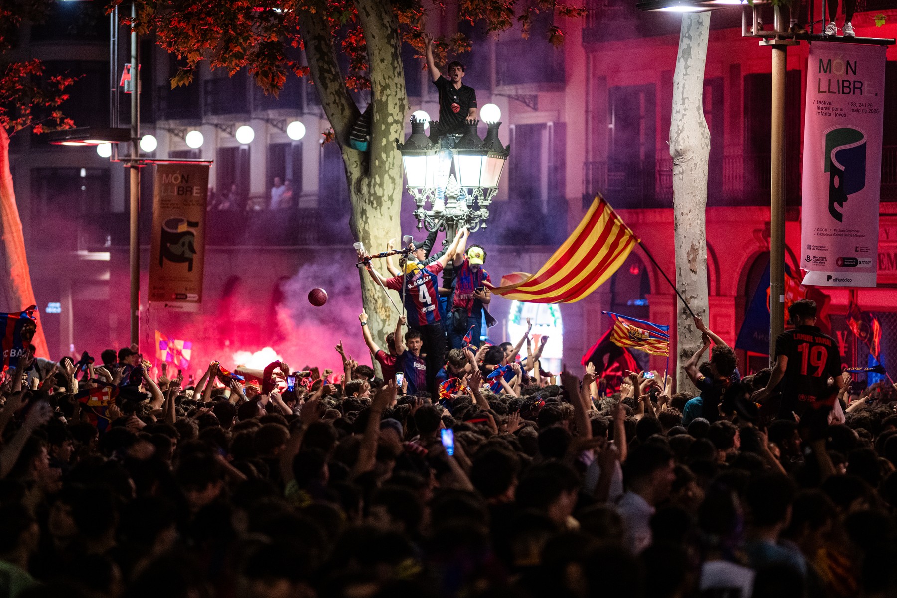 Fanii protestează după decizia de a muta meciuri din campionat pe alte continente luată de La Liga și Serie A