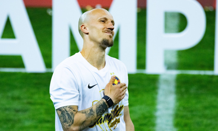 21 Vlad Chiriches greet the stands and receive a standing ovation