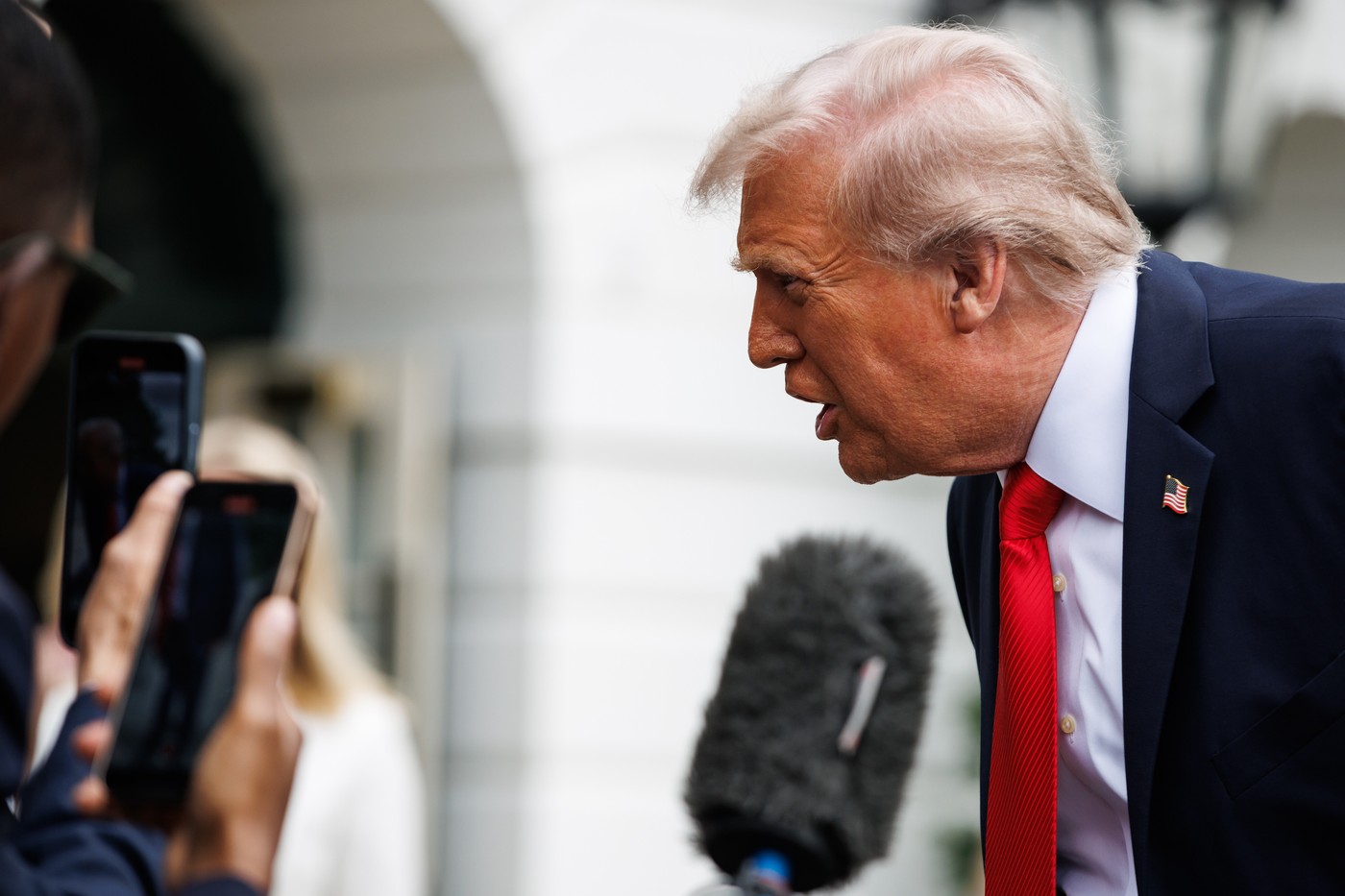 Donald Trump ”a explodat”: ”Taci! Nu asculți niciodată! De-aia ești de mâna a doua”