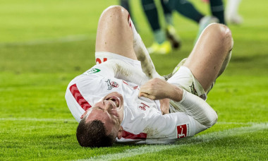 1. Fußball Bundesliga: 1. FC Köln - SV Werder Bremen; 16.02.2024 Luca Kilian (1. FC Köln, 15) auf dem Boden nach Zusamme