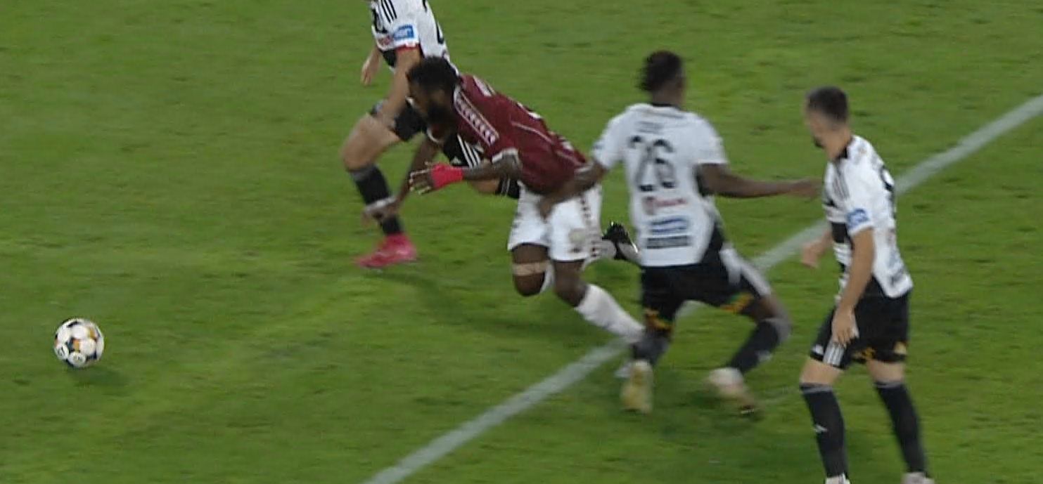 Rapid a cerut două penalty-uri într-un minut, în finalul meciului cu ”U” Cluj! Ce arată reluările și primele reacții