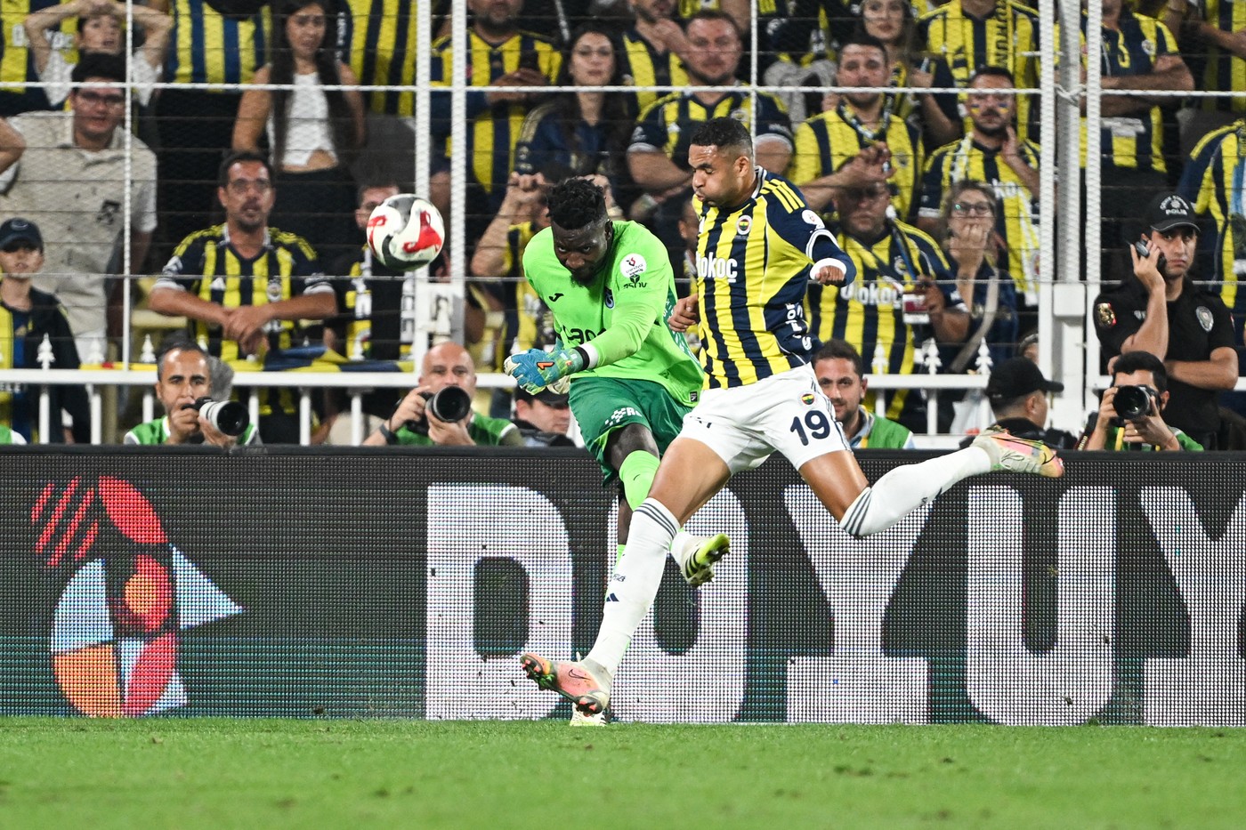 Fenerbahce, adversara FCSB-ului din Europa League, i-a ”stricat” debutul lui Andre Onana în Turcia